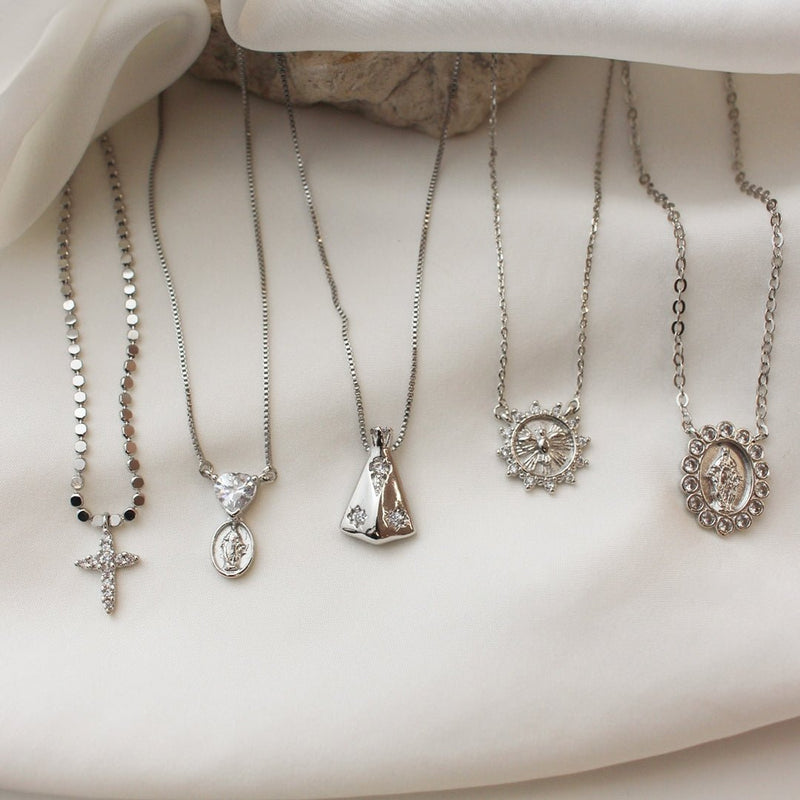 Colar Mini Medalha Nossa Senhora das Graças Coração Zircônia Folheado em Ródio Branco - Piuka