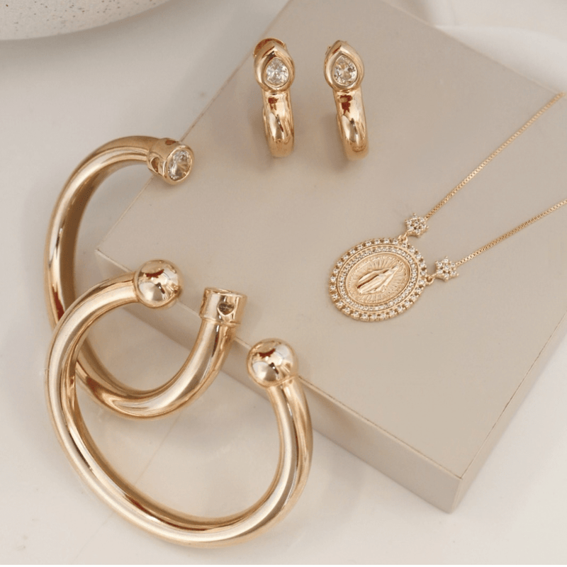 Colar Nossa Senhora das Graças Medalha Oval Zircônias Folheado a Ouro 18k - Piuka