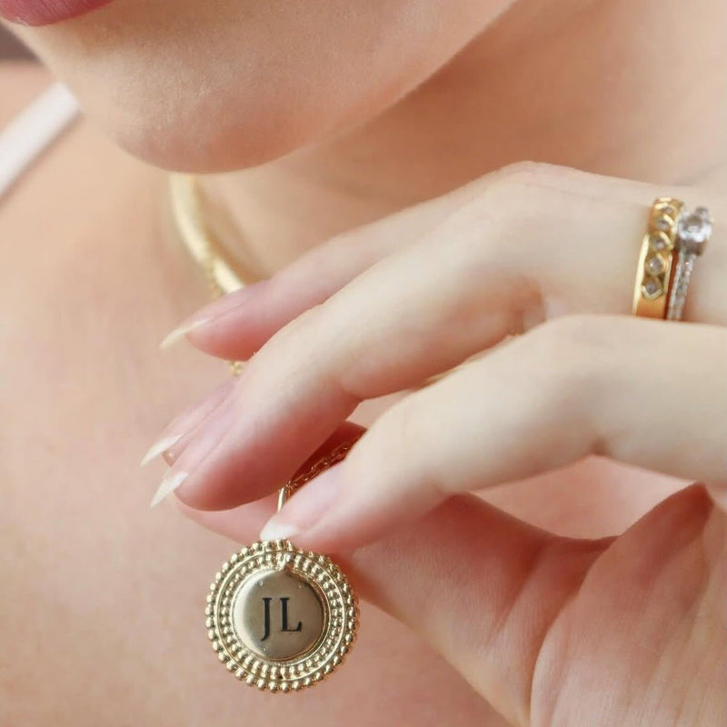 Colar Personalizado Inicial Medalha Vintage Folheado a Ouro 18k - Piuka