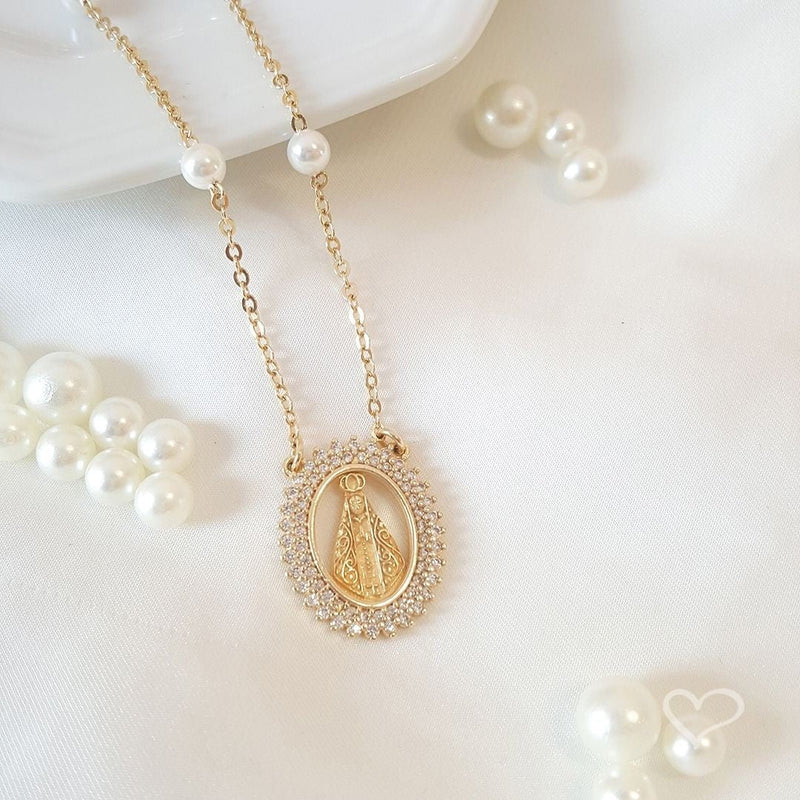 Colar Piuka Medalha Nossa Senhora Aparecida Zircônias e Pérolas Folheado a Ouro 18k - Piuka