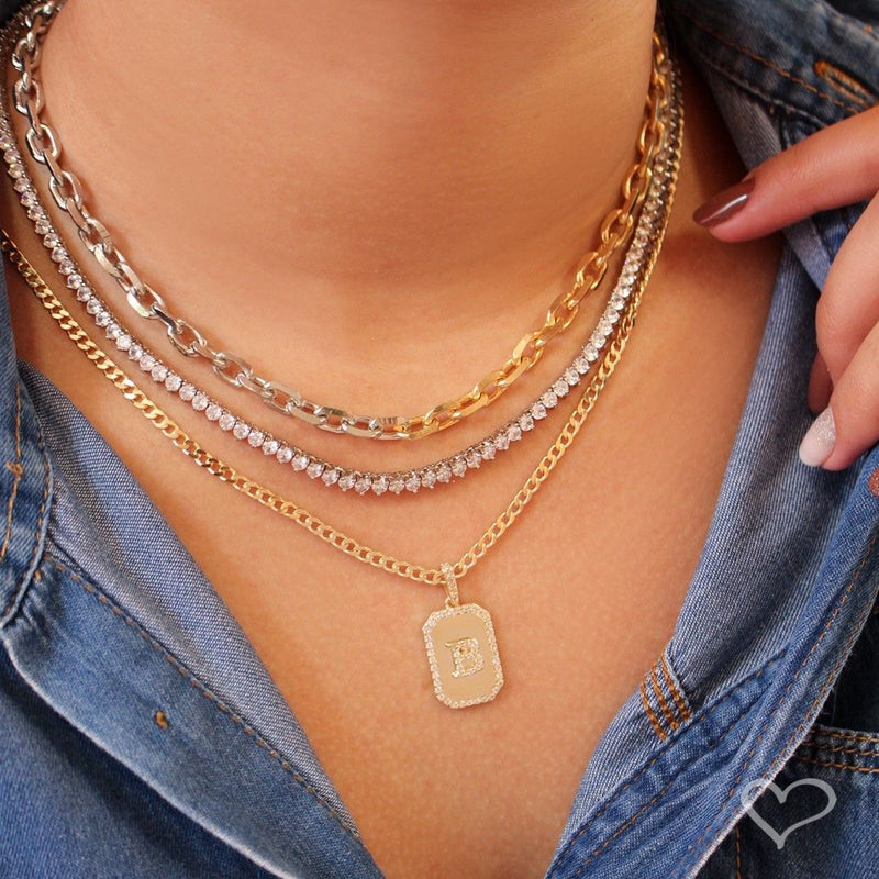 Colar Placa Vintage Letra Inicial a Zircônias Folheado a Ouro 18k - Piuka