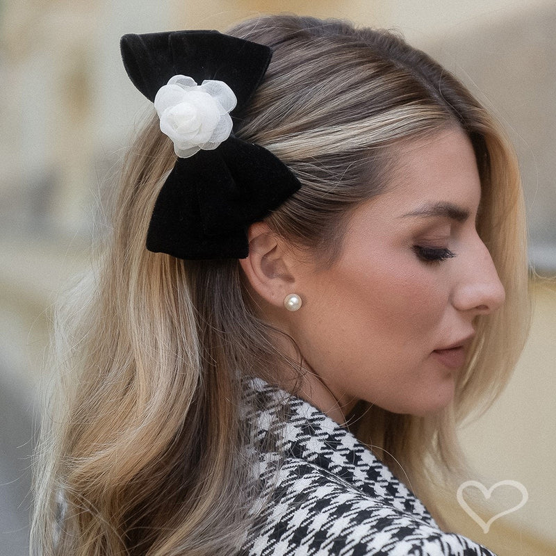 Laço de Cabelo Duplo Leticia Veludo Alemão Preto com Flor Removivel em Voal Off White - Piuka