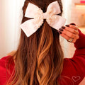 Laço de Cabelo Isadora Crepe Acetinado Branco Bordado de Pérolas - Piuka