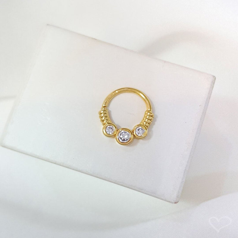 Piercing de Furo Argola Torção 8mm Rebeca Zircônias Dourado Piuka - Piuka