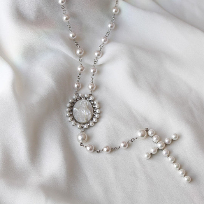 Terço Nossa Senhora das Graças Pérolas Shell Folheado em Ródio Branco